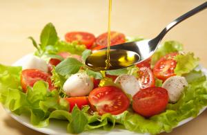 Yunon salatining kaloriya tarkibi, uning foydalari va tayyorlash xususiyatlari