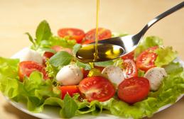 Kandungan kalori salad Yunani, manfaat dan fitur persiapannya