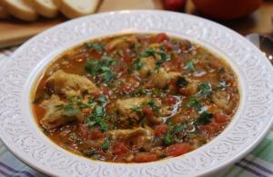 Chakhokhbili ayam: resep klasik yang lezat