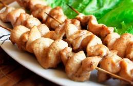 Chicken skewers: ideal for a children's party (cook in a frying pan or in the oven)