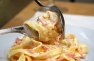 Carbonara pasta with ham and cream – buon appetito!