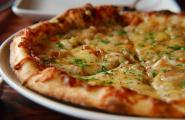 केफिर पिज़्ज़ा के लिए खमीर रहित सर्वोत्तम आटे की रेसिपी