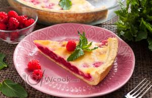Sour cream pie with raspberries
