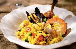 Paella สเปนกับไก่และกุ้งปรุงในหม้อหุงช้า