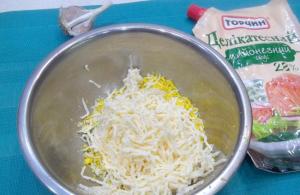 Keju olahan dengan bawang putih dan mayones, resep Pembuka sederhana dengan bawang putih