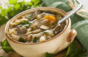 Sup jamur dengan oatmeal dalam slow cooker