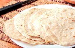 Tortilla dengan kentang dan sosis Tortilla Meksiko: isian keju dan sosis