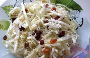 Sauerkraut dengan apel dan kismis