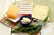 Yengeç çubukları, eritilmiş peynir ve yumurta ile lavaş rulo