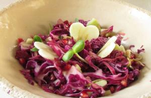 Salad kubis merah yang lezat: dengan apel, krim asam, bawang bombay, dan produk lainnya