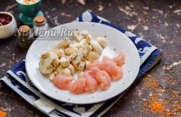 Kaki ayam dalam kantong puff pastry Julienne dengan jamur tiram dalam amplop puff pastry