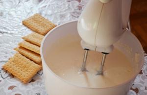 No-bake cottage cheese cake with cookies and cottage cheese