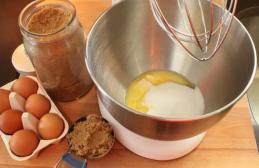 Cara memanggang muffin keju cottage - resep langkah demi langkah yang cepat dan lezat dengan foto Cara membuat muffin keju cottage dalam cetakan