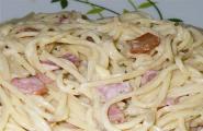 Onion pasta carbonara with ham and cream