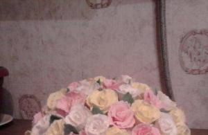 Ovocná torta kytica ruží zo smotany a piškót Ako vyrobiť kyticu ruží z piškótového cesta