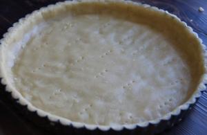 Pai roti pendek dengan krim dadih (Daniil Kharms “Pai yang sangat, sangat lezat”) Pai roti pendek dengan krim dadih dan ceri