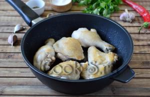 Chakhokhbili ayam: resipi langkah demi langkah klasik untuk chakhokhbili ayam