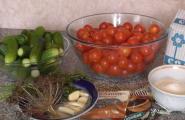 Valikoima kurkkua, tomaattia ja paprikaa talveksi