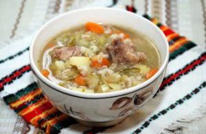 Perlinių kruopų sriubos su raugintais agurkais receptas